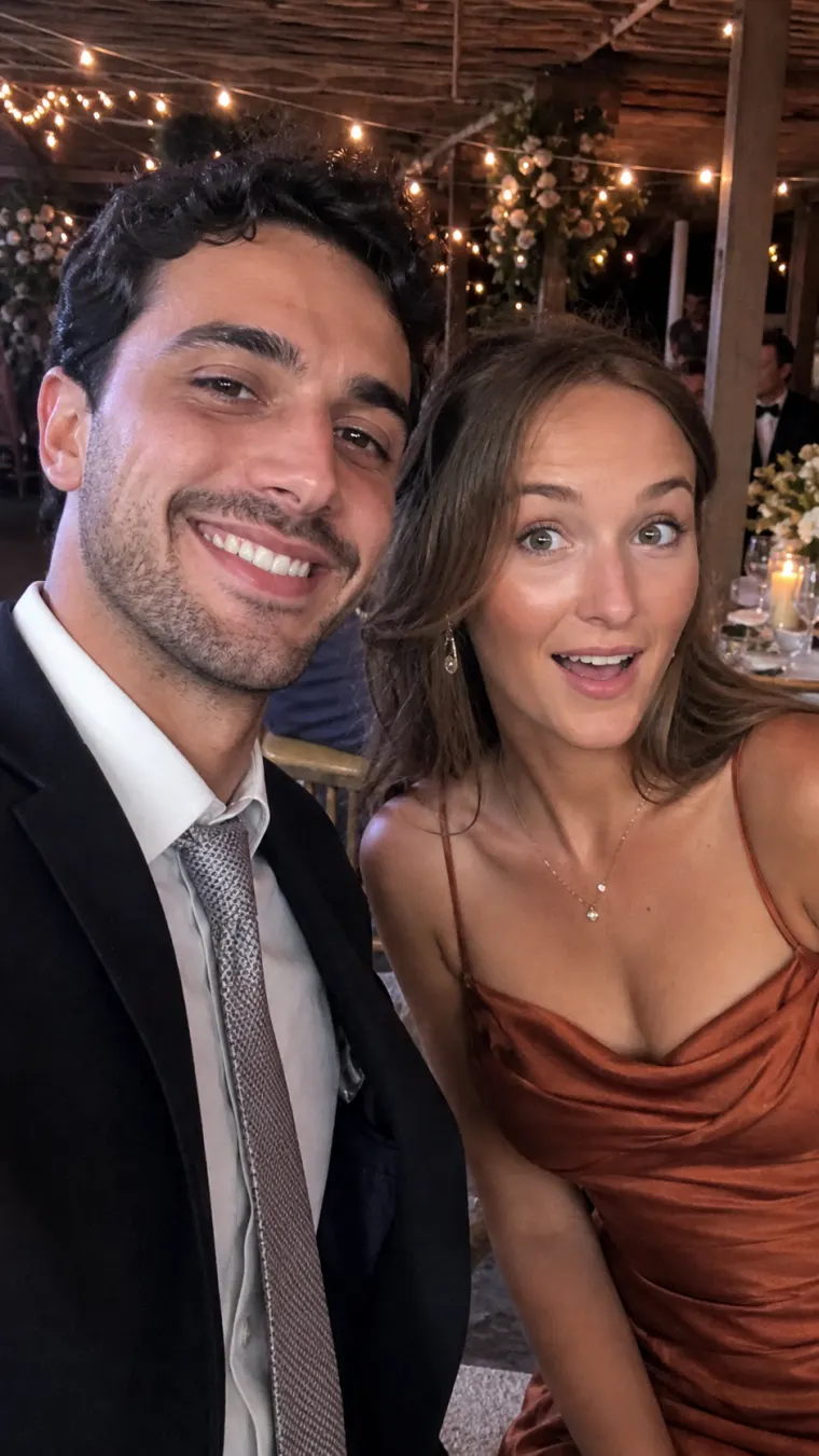 Selfie entre deux invités pendant un mariage