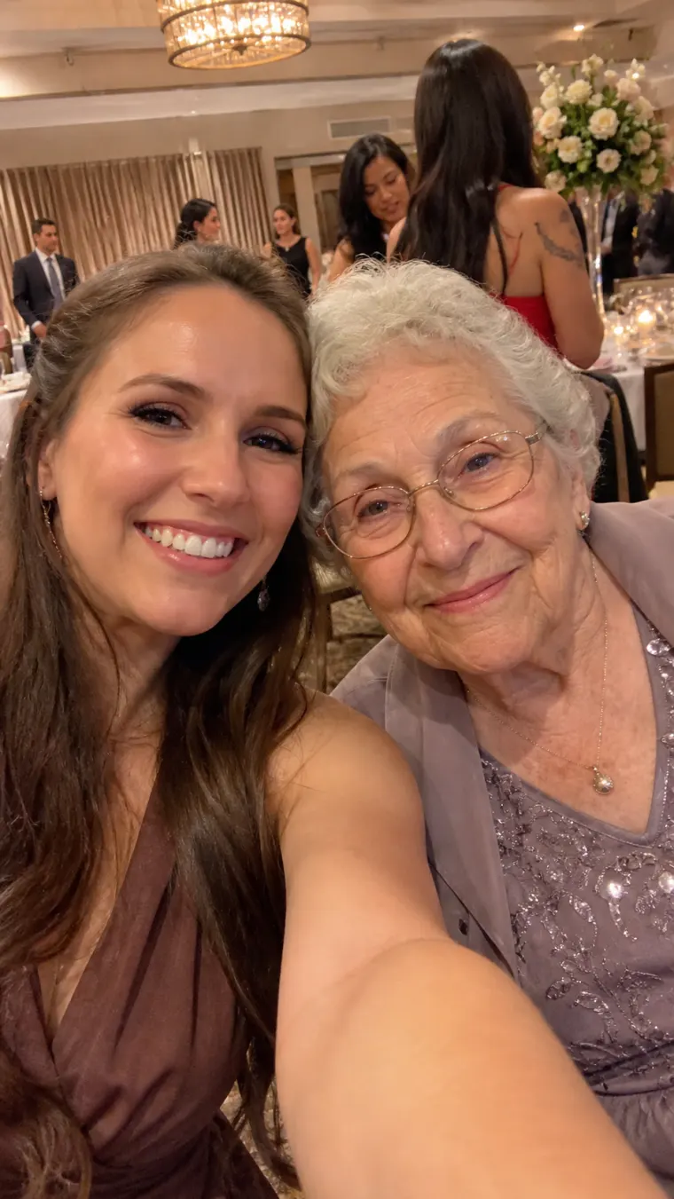 Selfie intergénérationnel avec une invitée et sa grand-mère au mariage